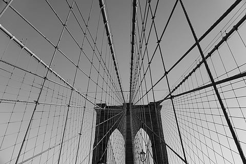 patró, net, textura, disseny, geomètric, modern, línia, web, digital, forma, escala, quadrícula, simètric, infinit, continuïtat, simetria, estructura construïda, arquitectura, pont, pont - estructura feta per l'home, cel, vista d’angle baix, Pont en suspensió, connexió, cap gent, pont fixat per cable, destinacions de viatge, turisme, cable, transport, arc, exterior de l'edifici, cable d’acer, ciutat, viatjar, a l'aire lliure, exterior d’edifici d’oficines, gratacels, 5K, CC0, domini públic, lliure de regalies