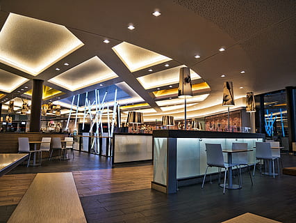 solihull, Licht, Neon-, hell, Neonlicht, Beleuchtung, bunt, Neonröhre, Stuhl, Tabelle, Sitz, Essen, Möbel, Stühle, Restaurant, Esstisch, Essbereich, Gastronomie, Einkaufszentrum, Einkaufen, drinnen, Bodenbelag, Lichtanlage, die Architektur, modern, Geschäft, beleuchtet, Decke, Parkettboden, Luxus, gebaute Struktur, Holz, Cafe, Abwesenheit, Bar - Getränkehaus, Bartheke, 4K, CC0, gemeinfrei, lizenzfrei