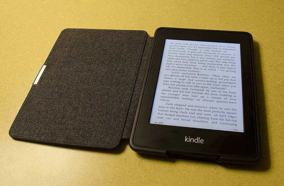 negre, amazon, encendre, convertit, ebook, lector, llibre electrònic, e-reader, tauleta, tecnologia, llibre, tauleta digital, tecnologia sense fils, comunicació, a l'interior, cap gent, vista d’angle alt, connexió, negocis, paper, taula, natura morta, dispositiu d’informació portàtil, text, organitzador personal, telèfon intel·ligent, portabilitat, negoci corporatiu, Finances, petit grup d'objectes, 1080P