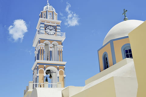 bianca, beige, Cattedrale, chiaro, blu, cielo, architettura, costruzione, infrastruttura, struttura, istituzione, finestre, Chiesa, sacro, religione, nuvole, esterno dell'edificio, struttura costruita, luogo di culto, Torre, Inquadratura dal basso, spiritualità, storia, credenza, natura, campanile - torre, attraversare, nessuno, giorno, arco, all'aperto, orologio, guglia, colonna architettonica, 5K, CC0, dominio pubblico, privo di copyright