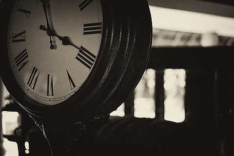 temps, veure, hores, punters, retro, rellotge antic, rellotge, blanc i negre, cap gent, primer pla, dia, nombre romà, a l'interior, centrar-se en primer pla, precisió, instrument del temps, una persona, tecnologia, finestra, persones reals, natura morta, part del cos, patró, Minuta, 5K, CC0, domini públic, lliure de regalies