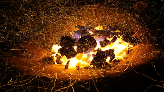 Stahlwolle Foto, Feuer, Flamme, Licht, Rauch, heiß, Hitze, Achtung, verbrannt, Holzkohle, Lagerfeuer, Funke, Treibstoff, lodern, warm, Kohle, Kamin, abstrakt, Inferno, Explosion, Hitze - Temperatur, Verbrennung, Nacht-, Gelb, Nahansicht, keine Leute, draußen, Natur, glühend, beleuchtet, Feuer - natürliches Phänomen, Bewegung, orange Farbe, Bewegungsunschärfe, Langzeitbelichtung, Funken, schwarzer Hintergrund, 5K, CC0, gemeinfrei, lizenzfrei