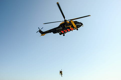 helikopter, først, Hjælp, rednings helikopter, flyvende, luftfartøj, fly, luft, himmel, transportmidler, stunt, militær, propel, Midt i luften, blå, udendørs, skyfri himmel, dag, lav vinkel visning, natur, bevægelse, rigtige mennesker, sport, mennesker, reb, kopiere plads, opstemthed, regering, 2K, CC0, offentligt domæne, royaltyfrie