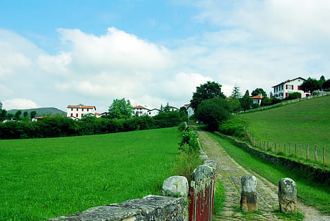 Pfad, Baskenland, Prado, die Architektur, ländliche Szene, draußen, Europa, Pflanze, Gras, wolke - himmel, Himmel, gebaute Struktur, Baum, Gebäudehülle, grüne Farbe, Feld, Landschaft, Land, Gebäude, Umgebung, Natur, Haus, Tag, Szenen - Natur, keine Leute, 4K, CC0, gemeinfrei, lizenzfrei