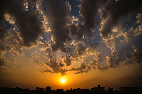 nuvole, nuvoloso, buio, drammatico, crepuscolo, sera, cielo serale, sole dorato, Paradiso, fotografia ad alta velocità, primavera calda, paesaggio, luce, umore, natura, all'aperto, fotografia, panoramico, silhouette, cielo, primavera, tempesta, estate, sole, Alba, tramonto, viaggio, tempo metereologico, nuvola - cielo, scenics - natura, bellezza nella natura, colore arancione, cielo drammatico, la tranquillità, scena tranquilla, idilliaco, luce del sole, Cloudscape, nessuno, raggio di sole, ambiente, 4K, CC0, dominio pubblico, privo di copyright