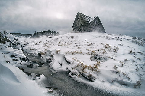 grå, hus, omgivet, sne, skyer, kold, dagslys, flyde, tåge, Frosset, græs, is, landskab, udendørs, klipper, naturskøn, strøm, træer, vand, vinter, træhytte, kold temperatur, sky - himmel, scenics - natur, himmel, natur, miljø, arkitektur, rejsemål, skønhed i naturen, bjerg, rejse, storm, ingen mennesker, snedækket bjerg, ekstremt vejr, bjergtop, 1080P, CC0, offentligt domæne, royaltyfrie