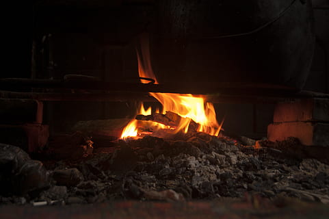 ogień, kuchenka, światło, proch, ogień - zjawisko naturalne, ciepło - temperatura, płomień, kominek, drewno kominkowe, palenie, drewno - materiał, węgiel, Natura, żadnych ludzi, noc, drewno, rozjarzony, na dworze, zbliżenie, log, ruch, piec opalany drewnem, kolor pomarańczowy, 2K, CC0, domena publiczna, darmowe zdjęcia