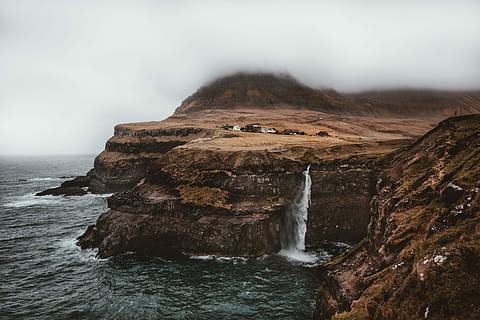 cascade, graba, apă, fotografie aproape, alb, nori, stâncă, cascadă, nor, aburi, ceaţă, Munte, ocean, mare, coastă, sat, clădire, la distanta, natură, în aer liber, curgere, Gásadalur, scenice - natura, obiect de rocă, frumusețe în natură, solid, formatie rock, liniște, teren, o scenă liniștită, nici o persoana, zi, cer, scenă non-urbană, mediu inconjurator, mişcare, erodate, putere în natură, litoral stâncos, 5K, CC0, domeniu public, fără drepturi de autor