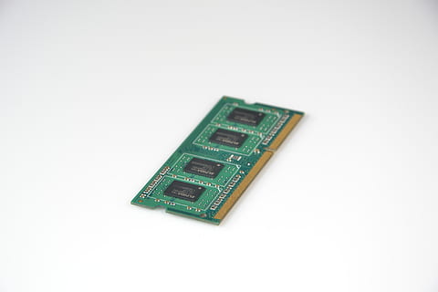 cadre, ordinateur, ddr, ddr2, portable, netbook, carnet, il, programmeur, Composants, La technologie, à l'intérieur, prise de vue en studio, puce informatique, personne, fermer, Industrie électronique, objet unique, équipement informatique, circuit imprimé, partie informatique, lien, couleur verte, la communication, fond blanc, espace de copie, coupé, nombre, vue grand angle, économie, 2K, CC0, domaine public, libre de droits