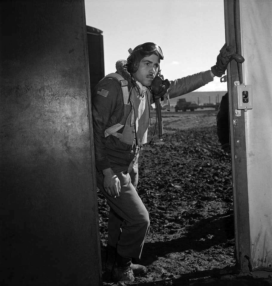 pilot, flyer, tuskegee, home, blanc i negre, Segona Guerra Mundial, ww2, wwii, 1945, edward m thomas, una persona, adult jove, de peu, persones reals, longitud completa, roba casual, activitat d'oci, dia, arquitectura, home jove, estils de vida, roba, adult, celebració, naturalesa, a l'aire lliure, mirant cap a fora, contemplació, 4K
