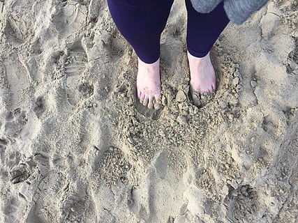 aa, aaa, Miaou, section basse, terre, jambe humaine, le sable, plage, partie du corps, pieds nus, une personne, Activité de loisir, partie du corps humain, modes de vie, vue grand angle, Vrais gens, permanent, journée, la nature, pied humain, chaussure, femmes, en plein air, membre humain, 2K, CC0, domaine public, libre de droits