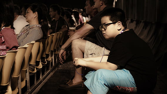 ragazzo, analizzare, cercare, guardare, osservando, pensiero, giovane, maschio, ritratto, infanzia, bambino, all'aperto, uomini, seduta, adolescente, folla, gruppo di persone, donne, vista laterale, persone, ragazzi, adulto, maschi, persone reali, emozione, cultura artistica e intrattenimento, adolescenza, bicchieri, ragazze, ragazzi adolescenti, Guardando, 4K, CC0, dominio pubblico, privo di copyright