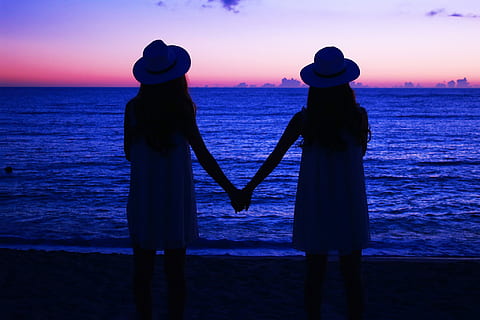 zwei, Frau, halten, neben, Seeufer, zwei frau, Meer, Strand, Sonnenuntergang, Menschen, Liebe, Urlaube, Silhouette, draußen, Zusammengehörigkeit, Familie, Lebensstile, Männer, zwei Menschen, Sommer-, Natur, Romantik, Wasser, Erwachsene, Frauen, Paar - Beziehung, Dämmerung, Glück, Entspannung, Rückansicht, Kind, junger Erwachsener, Horizont über Wasser, Himmel, Szenen - Natur, Horizont, Schönheit in der Natur, Ruhe, ruhige Szene, Land, idyllisch, Stehen, orange Farbe, echte Menschen, 1080P, CC0, gemeinfrei, lizenzfrei