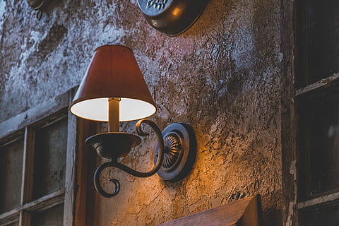 lampa restaurace samba, otočil, Sconce lampa, svítilna, světlo, zeď, kámen, rám, osvětlovací zařízení, nikdo, stavba, architektura, nástěnný prvek, nízký úhel pohledu, elektrická lampa, starý, kov, svítí, rezavý, den, detail, elektrické světlo, dřevo - materiál, exteriér budovy, venku, zvětralý, Příroda, 5K, CC0, veřejná doména, bez autorských práv