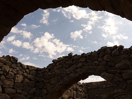 qasr azraq, azraq, jordan, feriado, azraq, Jordânia, viagem, Médio Oriente, ruína, pedra, rock - objeto, arquitetura, ruína antiga, estrutura construída, antigo, exterior do edifício, céu, visão de baixo ângulo, nuvem - céu, natureza, o passado, história, parede, sólido, dia, parede de pedra, ninguém, turismo, ao ar livre, destinos de viagem, luz solar, civilização antiga, 4K, CC0, domínio público, royalty free