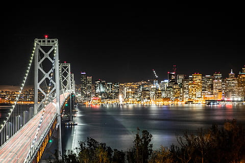 puente gris, gris, puente, noche, paisaje urbano, escena urbana, lugar famoso, puente - estructura hecha por el hombre, ciudad, iluminado, horizonte urbano, río, arquitectura, agua, Estados Unidos, oscuridad, estructura construida, puente colgante, larga exposición, distrito centro, exterior del edificio, reflexión, transporte, cielo, edificio, destinos de viaje, movimiento, naturaleza, edificio de oficinas exterior, nadie, rascacielos, moderno, al aire libre, la vida nocturna, 8K, CC0, dominio público, libre de derechos