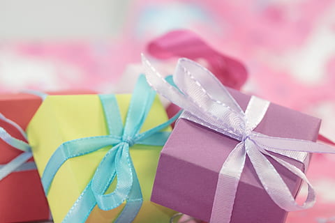 Makrofotografie, mehrere, mehrfarbig, Kisten, Geschenk, gemacht, Paket, Schleife, Paketschleife, Weihnachten, Weihnachtsdekoration, geben, Advent, verpackt, Geschenkverpackung, Überraschung, Geschenke, Muttertag, Kindergeburtstag, Geburtstag, Dekoration, Freude, bunt, Farbe, Band - Nähartikel, Band, Bogen, gebundener Bogen, Feier, Box, Kasten - Behälter, Jahrestag, Geschenkbox, Geschenkpapier, Nahansicht, Papier-, Studioaufnahme, Geburtstagsgeschenk, drinnen, eingewickelt, keine Leute, Valentinstag - Urlaub, 4K, CC0, gemeinfrei, lizenzfrei