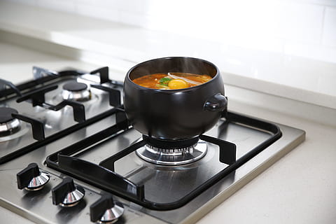 masă, oală, NABE, cuptor, bucătărie, aparat, arzător - plită, bucătărie internă, ardere, foc, echipamente de uz casnic, camera de zi, Acasă, flacără, mancare si bautura, foc - fenomen natural, în interior, temperatura - temperatură, ustensile de bucatarie, tigaie de gătit, alimente, preparare, gaz natural, nici o persoana, cuptor cu gaz, oţel, cratiţă, 5K, CC0, domeniu public, fără drepturi de autor