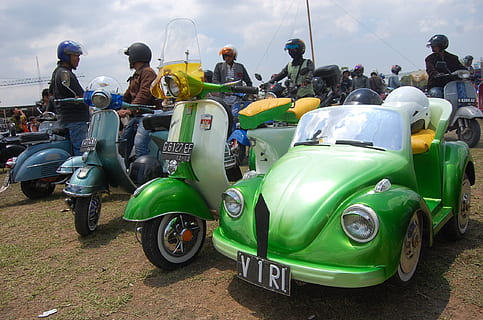 Semarang, indonesiano, Java centrale, il motore, vespa, auto, volkswagen, uomo, mezzi di trasporto, modo di trasporto, gruppo di persone, uomini, casco, veicolo terrestre, persone reali, folla, giorno, grande gruppo di persone, gara sportiva, copricapo, stili di vita, attività di svago, colore verde, sport, casco sportivo, casco protettivo, seduta, all'aperto, spettatore, 1080P, CC0, dominio pubblico, privo di copyright