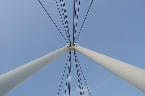 bro, tråd, kabel, himmel, lav vinkel visning, blå, natur, dag, skyfri himmel, ingen mennesker, metal, brændstof og elproduktion, bygget struktur, udendørs, arkitektur, forbindelse, elektricitet, transportmidler, høj - høj, solrig, pol, Strømforsyning, rigning, direkte under, 2K, CC0, offentligt domæne, royaltyfrie