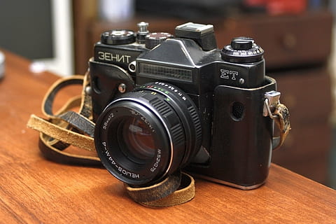 kamera, zenith, soviet, kamera - fotografisk utstyr, fotografering temaer, gammel, gammeldags, utstyr, retro stylet, objektiv - optisk instrument, antikk, teknologi, fotografi, fotografisk utstyr, bord, innendørs, objektiv - øye, ingen folk, slr kamera, svart farge, tre - materiale, nærbilde, digitalkamera, fokusere på forgrunnen, moderne, sølvfarget, 4K, CC0, offentlig domene, opphavsrett gratis
