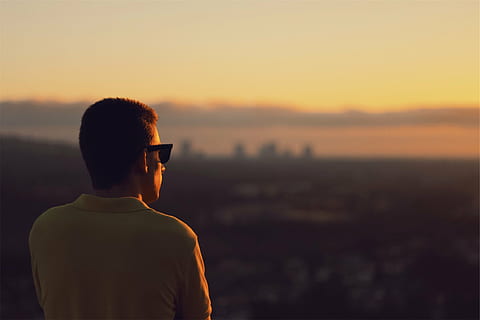 Herren gelbes Top, Mann, Gelb, Polo, Hemd, tragen, Sonnenbrille, Sonnenuntergang, Kerl, suchen, Dämmerung, Menschen, Nur ein Mann, eine Person, Nur Männer, kopieren sie platz, Erwachsene, nur für Erwachsene, Rückansicht, Nur ein junger Mann, Silhouette, Himmel, Stehen, Technologie, junger Erwachsener, Männer, Kommunikation, Natur, junge Männer, kabellose Technologie, Kopfschuss, Porträt, Schönheit in der Natur, draußen, orange Farbe, Betrachtung, 1080P