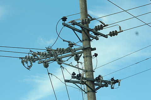 electricitate, sârmă, putere, electric, cablu, electrician, tehnologie, industrie, linia, conexiune, industrial, cabluri, stâlp electric, vedere unghiulară joasă, alimentare electrică, linie de alimentare, cer, combustibil și generarea de energie electrică, natură, zi, telefon pol, complexitate, nici o persoana, linie telefonică, albastru, echipamente de iluminat, în aer liber, pol, Echipament electric, haos, 5K, CC0, domeniu public, fără drepturi de autor
