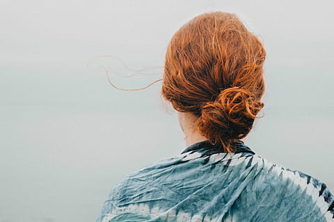donna, indossare, grigio, bianca, camicia, all'aperto, mare, retrovisore, una persona, donne, natura, persone, adulto, immagine a colori, scena tranquilla, spiaggia, etnia caucasica, copia spazio, acqua, femmine, rilassamento, testa Rossa, colpo alla testa, solo donne, solo una donna, solo adulti, acconciatura, capelli, ritratto, persone reali, Capello umano, stili di vita, attività di svago, in casa, capelli castani, capelli corti, abbigliamento casual, capelli tinti, 4K, CC0, dominio pubblico, privo di copyright