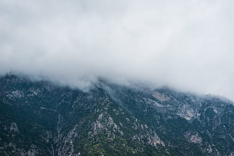 Gras, bedeckt, Berge, Weiß, wolkig, Himmel, Wolken über Bergen, grüner Berg, Wolkenmeer, Wolke, Berg, Natur, szenen, Landschaft, Gipfel, Gebirge, wolke - himmel, draußen, Schnee, Wetter, Winter, kalte Temperatur, Umgebung, Szenen - Natur, Nebel, Schönheit in der Natur, keine Leute, Land, High Angle View, Luftaufnahme, Scheu, Reiseziele, ruhige Szene, Regen, Kiefer, 5K, CC0, gemeinfrei, lizenzfrei