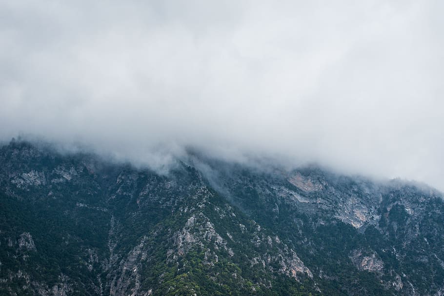 Gras, bedeckt, Berge, Weiß, wolkig, Himmel, Wolken über Bergen, grüner Berg, Wolkenmeer, Wolke, Berg, Natur, szenen, Landschaft, Gipfel, Gebirge, wolke - himmel, draußen, Schnee, Wetter, Winter, kalte Temperatur, Umgebung, Szenen - Natur, Nebel, Schönheit in der Natur, keine Leute, Land, High Angle View, Luftaufnahme, Scheu, Reiseziele, ruhige Szene, Regen, Kiefer, 5K