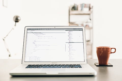 MacBook, Profi, neben, braun, Becher, grau, Tabelle, Foto, Macbook Pro, eingeschaltet, Computer, Bildschirm, Laptop, Code, Schreibtisch, Geschäft, Technologie, Kaffee trinken, Tasse, Büro, Computerbildschirm, keine Leute, Computer Tastatur, drinnen, Internet, Essen und Trinken, Getränk, weißer Hintergrund, kabellose Technologie, Kommunikation, Verbindung, Kaffeetasse, Kaffee, Erfrischung, Fokus auf den Vordergrund, Stillleben, 5K, CC0, gemeinfrei, lizenzfrei