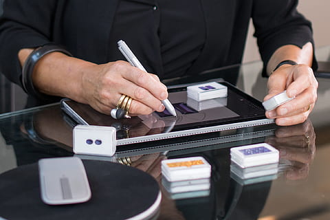 uomo, disegnare, Tablet, attività commerciale, computer, tecnologia, mano, lavoro, Sezione centrale, una persona, mano umana, pagare, finanza, Al dettaglio, detenzione, occupazione, in casa, uomini, carta di credito, comunicazione, check-out, adulto, connessione, memorizzare, acquisto, consumismo, 1080P, CC0, dominio pubblico, privo di copyright