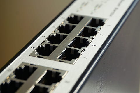 balts, pelēks, maršrutētāja ports, to, slēdzis, tīklā, datu apstrāde, savienojumu, datus, patch kabelis, lan, internetā, tehnoloģijas, elektronika, aparatūru, mikroshēma, Ethernet, tīkla tehnoloģija, tīkla kabeļus, savienojumi, izplatītājs, telpās, tuvplāns, nav cilvēku, datortehnika, elektronikas rūpniecība, selektīvu fokusu, aprīkojumu, datora daļa, komunikāciju, shēmas plates, nozare, dators, Bizness, datoru mikroshēma, kontroli, studija, mātesplati, savienojuma bloks, elektriskais komponents, 4K