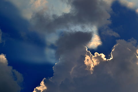 niebo, światło, pochmurny, cud, dramatyczny, piękno, piękny, Natura, pogoda, niebieski, chmura - niebo, tła, na dworze, lato, cloudscape, dzień, piękno natury, scenics - natura, niski kąt widzenia, spokój, żadnych ludzi, spokojna scena, burza, dramatyczne niebo, idylliczny, chmura burzowa, środowisko, meteorologia, wiatr, złowieszczy, 4K, CC0, domena publiczna, darmowe zdjęcia
