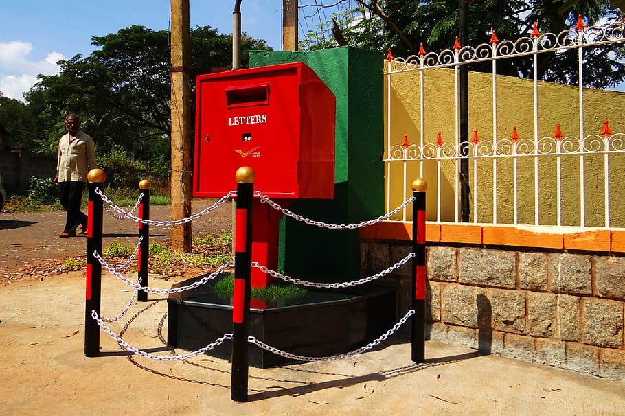 bústia, tipus de televisió, vermell, publicació de l'Índia, barricada, home, dharwad, Índia, oficina de correus vermella, arquitectura, llum solar, estructura construïda, dia, naturalesa, arbre, planta, exterior de l'edifici, persones reals, a l'aire lliure, una persona, barrera, seguretat, tanca, protecció, límit, longitud completa, ombra, 4K