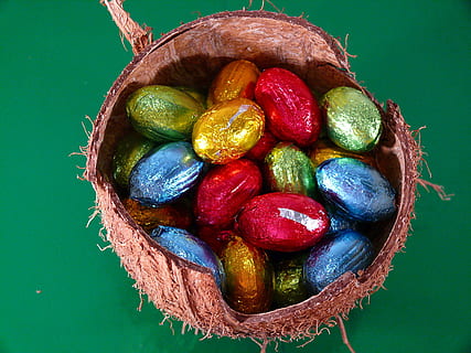 Pasqua, uova, conchiglia, noci di cocco, difficile, coperture, pieno, ossequi, dolci, spuntini, naturale, decorativo, decorazioni, sfondo verde, decorato, i regali, tradizionale, celebrazioni, colorato, rosso, blu, d'oro, giallo, cioccolatini, cibo e bevande, cibo, mangiare sano, frutta, benessere, direttamente sopra, colore verde, freschezza, girato in studio, cestino, grande gruppo di oggetti, in casa, nessuno, sfondo colorato, variazione, natura morta, vista dall'alto, multicolore, scelta, 2K, CC0, dominio pubblico, privo di copyright