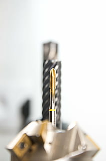 rubinetti, trapano, filo, fresatura, fresatrice, perforazione, strumento, metallo, lavorazione dei metalli, industria, cnc, turno, macchina, macchina cnc, produzione, tornio, zerspahnen, costruzione di metallo, testa di perforazione, Ingenieurwesen, arrotondamento, meccanica, tecnologia, Zerspanung, attrezzatura, acciaio, avvicinamento, in casa, nessuno, messa a fuoco selettiva, natura morta, copia spazio, concentrarsi sulle conoscenze acquisite, girato in studio, formazione scolastica, sfondo bianco, pubblicazione, connessione, libro, bloc notes, quaderno a spirale, tavolo, ufficio, comunicazione, attività commerciale, 5K, CC0, dominio pubblico, privo di copyright