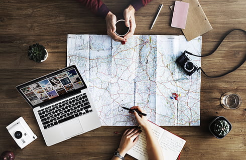 persona, detenzione, nero, penna, puntamento, bianca, Marrone, carta geografica, il computer portatile, Mac, computer, del browser, ricerca, attività commerciale, viaggio, Piano, lavoro, scrivania, aggeggio, moderno, tavolo, mano umana, parte del corpo umano, mano, vista dall'alto, una persona, tecnologia wireless, tecnologia, in casa, direttamente sopra, comunicazione, pianificazione, temi fotografici, connessione, macchina fotografica - attrezzatura fotografica, legno - materiale, adulto, guida, dito, usando il portatile, 5K, CC0, dominio pubblico, privo di copyright