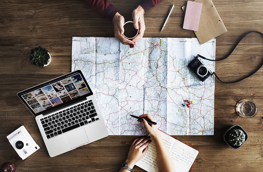 persona, celebració, negre, bolígraf, assenyalant, blanc, marró, mapa, portàtil, mac, ordinador, navegador, recerca, negocis, viatjar, pla, treballar, escriptori, gadget, modern, taula, mà humana, part del cos humà, mà, vista d’angle alt, una persona, tecnologia sense fils, tecnologia, a l'interior, directament a sobre, comunicació, planificació, temes de fotografia, connexió, càmera - equip fotogràfic, material de fusta, adult, orientació, dit, usant portàtil, 5K