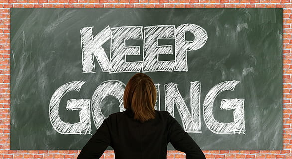 la personne, permanent, de face, vert, tableau noir, garder, Aller, texte, conseil, école, confiance en soi, planche, école, continuer, décourager, vers l'avant, croyez, estime de soi, confiance, personnalité, ardoise, enseignement, craie, apprendre, éducation, tableau d'écriture, entraînement, barbouillé, noir, Université, étude, amour propre, libération de soi, auto-réflexion, Sécurité, souveraineté, auto sécurité, sentiment d'identité, affirmation de soi, soi, maîtrise de soi, retenue de soi, auto-restriction, confession de soi, pense, psychologie, comportement, l'amour de soi, ego, ressentir, image de soi, lui-même, positif, acceptation de soi, je, vie consciente, vue arrière, femmes, une personne, adulte, personnes, la taille, Vrais gens, modes de vie, signe, la communication, écriture occidentale, art et Artisanat, cheveux, la créativité, Vêtements décontractés, Activité de loisir, coiffure, 5K, CC0, domaine public, libre de droits