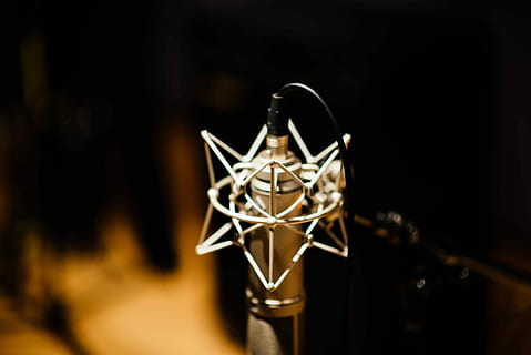 selektiv, Fokus, Weiß, Metallteil Foto, graues Kondensatormikrofon, Mikrofon, Aufzeichnung, Studio, mic, Audio-, Musik-, Technologie, klingen, Boom, Käfig, Eingabegerät, Nahansicht, Performance, drinnen, Metall, keine Leute, selektiver Fokus, Kunst, Kultur und Unterhaltung, einzelnes Objekt, Lärm, Bühne - Aufführungsraum, Aufnahmestudio, Fokus auf den Vordergrund, schwarze Farbe, Bühne, silberfarben, schwarzer Hintergrund, 5K, CC0, gemeinfrei, lizenzfrei