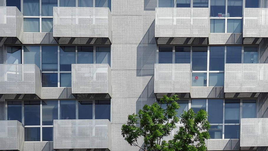 lyon, confluència, façana, balcó, arquitectura, edifici, finestres, blanc, línies, exterior de l'edifici, finestra, estructura construïda, modern, marc complet, ciutat, vidre - material, reflexió, cap gent, dia, oficina, exterior d’edifici d’oficines, arbre, a l'aire lliure, naturalesa, negocis, Finances, districte financer, 2K