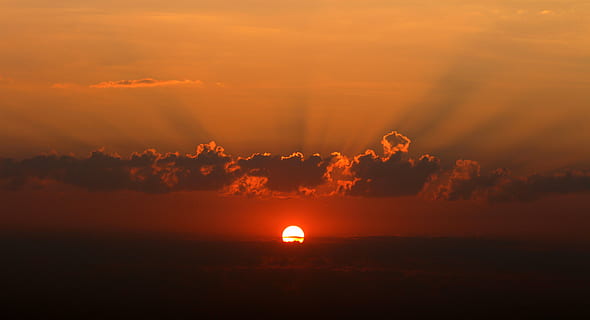 paisatge de posta de sol, sortida del sol, núvol, crepuscle, vermell, bonic, posta de sol, a l'aire lliure, cap gent, sol, silueta, cel, naturalesa, escenics, il·luminat, bellesa a la natura, núvol - cel, tranquil·litat, escenics - natura, cel dramàtic, escena tranquil·la, idíl·lic, raig de sol, medi ambient, llum solar, color taronja, estat d'ànim atmosfèric, cloudscape, por, fosc, brillant, 4K, CC0, domini públic, lliure de regalies
