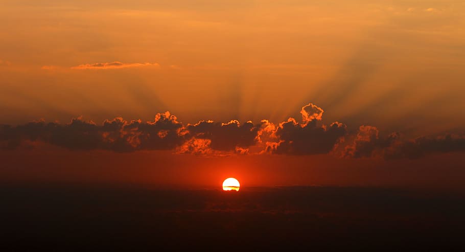 paisatge de posta de sol, sortida del sol, núvol, crepuscle, vermell, bonic, posta de sol, a l'aire lliure, cap gent, sol, silueta, cel, naturalesa, escenics, il·luminat, bellesa a la natura, núvol - cel, tranquil·litat, escenics - natura, cel dramàtic, escena tranquil·la, idíl·lic, raig de sol, medi ambient, llum solar, color taronja, estat d'ànim atmosfèric, cloudscape, por, fosc, brillant, 4K