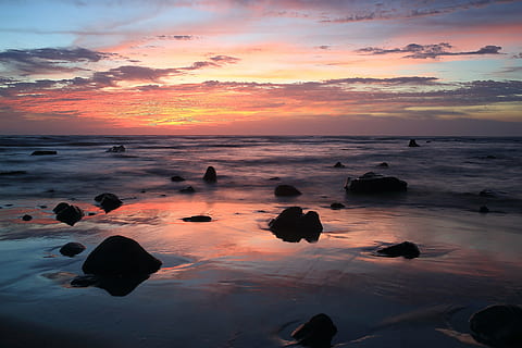 strand, wolk, dageraad, schemer, avond, gouden uur, meer, landschap, oceaan, reflectie, rotsen, zee, zeegezicht, kust, silhouet, zon, zonsondergang, reizen, water, golven, natuur, kustlijn, hemel, Vakantiebestemmingen, rock - object, zonsopgang - ochtendgloren, scenics - natuur, schoonheid in de natuur, wolk - lucht, Oranje kleur, kalmte, solide, rustige scène, rots, horizon over water, horizon, idyllisch, land-, geen mensen, romantische hemel, 2K, CC0, publiek domein, royaltyvrij