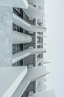 bianca, calcestruzzo, costruzione, grigio, cielo, architettura, infrastruttura, struttura, istituzione, appartamento, finestre, condominio, Hotel, scala, moderno, industria di costruzioni, design, struttura costruita, nessuno, gradini e scale, ringhiera, Colore bianco, posto a sedere, esterno dell'edificio, giorno, sedia, assenza, vuoto, all'aperto, legno - materiale, caratteristica della parete, modello, 4K, CC0, dominio pubblico, privo di copyright