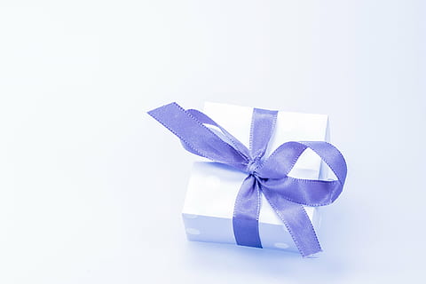 beyaz, hediye kutusu, mavi, yay, hediye, yapılmış, sürpriz, döngü, Noel, Festival, Noel dekorasyonu, paketleme, selamlar, Noel alışverişi, doğum günü, paket, mutlu Noeller, gelişi, tüketmek, vermek, dekorasyon, Hediyeler, paketlenmiş, hediye paketleme, kutu - konteyner, bağlı yay, kurdele - dikiş kalemi, kutlama, doğumgünü hediyesi, Beyaz arkaplan, tek nesne, kurdele, Kutu, stüdyo çekimi, konteyner, içeriye, kâğıt, kopya alanı, insansız, tatil, mor, 4K