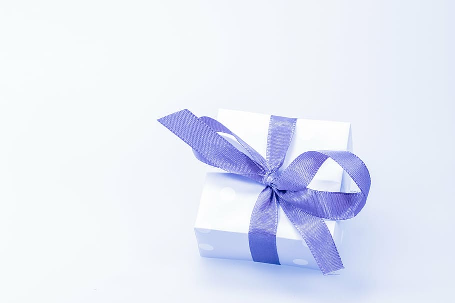 beyaz, hediye kutusu, mavi, yay, hediye, yapılmış, sürpriz, döngü, Noel, Festival, Noel dekorasyonu, paketleme, selamlar, Noel alışverişi, doğum günü, paket, mutlu Noeller, gelişi, tüketmek, vermek, dekorasyon, Hediyeler, paketlenmiş, hediye paketleme, kutu - konteyner, bağlı yay, kurdele - dikiş kalemi, kutlama, doğumgünü hediyesi, Beyaz arkaplan, tek nesne, kurdele, Kutu, stüdyo çekimi, konteyner, içeriye, kâğıt, kopya alanı, insansız, tatil, mor, 4K
