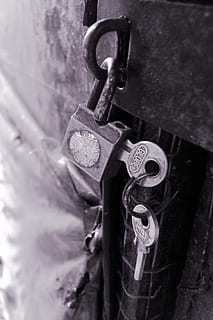 hangslot, slot, sleutel, veiligheid, bescherming, veilig, beveiligen, privacy, bewaker, staal, metaal, vrijwaren, geheimhouding, Gesloten, sleutelgat, sterk, sterkte, diefstal, uitrusting, geblokkeerd, Open, blok, verboden, detailopname, geen mensen, keten, opknoping, selectieve aandacht, verbinding, poort, communicatie, dag, liefde, focus op de voorgrond, buitenshuis, klink, 2K, CC0, publiek domein, royaltyvrij