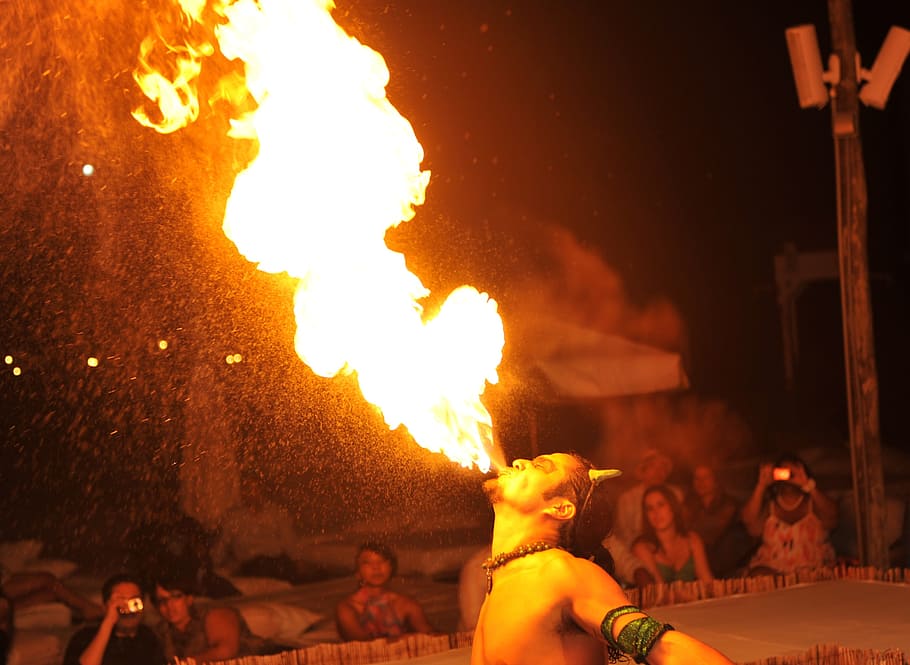 home respirant foc, focal, flama, calenta, cremar, calor, perill, ardent, inflamable, perillós, flamant, brillar, flames, flamarada, artista, rendiment, habilitat, intèrpret, gent, entreteniment, estil, ballarina, cultura, home, masculí, etapa, tradicional, menjar amb foc, estils, diversos, acrobàcies, habilitats de fakir, ritual, turista, espectacle, antic, cerimònia, nadiu, festa, tribu, aborigen, autèntic, dansa, disfressar-se, cerimonial, evitar les bruixes, recreat, pagen, ocult, torxes, foc, espases, bufat, boca, metxa, combustible líquid, accessoris, cremant, nit, foc - fenomen natural, signe, senyal d'advertència, calor - temperatura, comunicació, homes, grup de persones, adult, ocupació, naturalesa, moviment, arquitectura, home jove, mirant, esdeveniment d’entreteniment, 2K